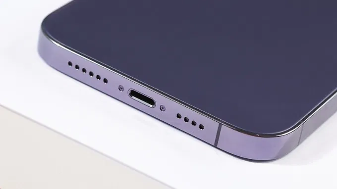 Hệ thống loa stereo trên iPhone 15 Pro Max với loa chính dưới đáy và loa phụ tích hợp ở tai nghe.